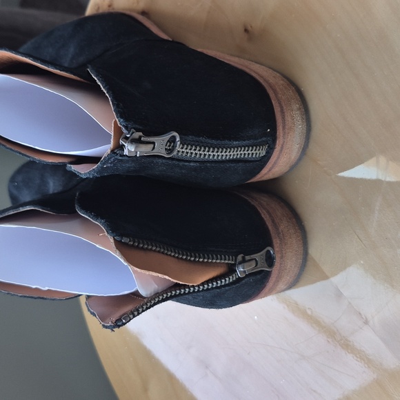 KORK EASE 10M black suede ankle booties. EUC - Picture 3 of 3